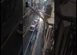 Enlace a Persona con cuchillo se enfrenta a los Mossos d'Esquadra