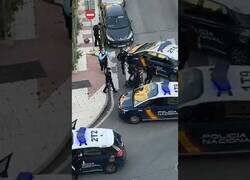 Enlace a Detienen en Málaga a un hombre con un cuchillo durante los aplausos a los sanitarios