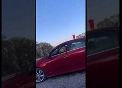 Enlace a Frenar en seco es lo peor que puedes hacer si te dicen que hay una bebida en tu coche