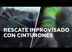 Enlace a Policías rescatan a un hombre con cuerdas y cinturones