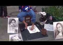 Enlace a Hombre sin brazos dibuja retratos con sus pies en Medellín, Colombia