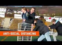 Enlace a Con amigos así, el distanciamiento social es todo un alivio