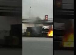 Enlace a Camión se empotra contra peaje