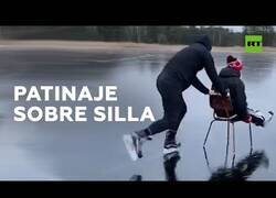 Enlace a Patinando sobre un lago congelado con una silla