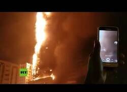 Enlace a Un gran incendio acaba con un rascacielos en Emiratos Árabes