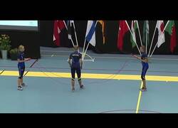 Enlace a Increíble exhibición de doble comba