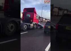 Enlace a Un camión arrastra un coche sin darse cuenta