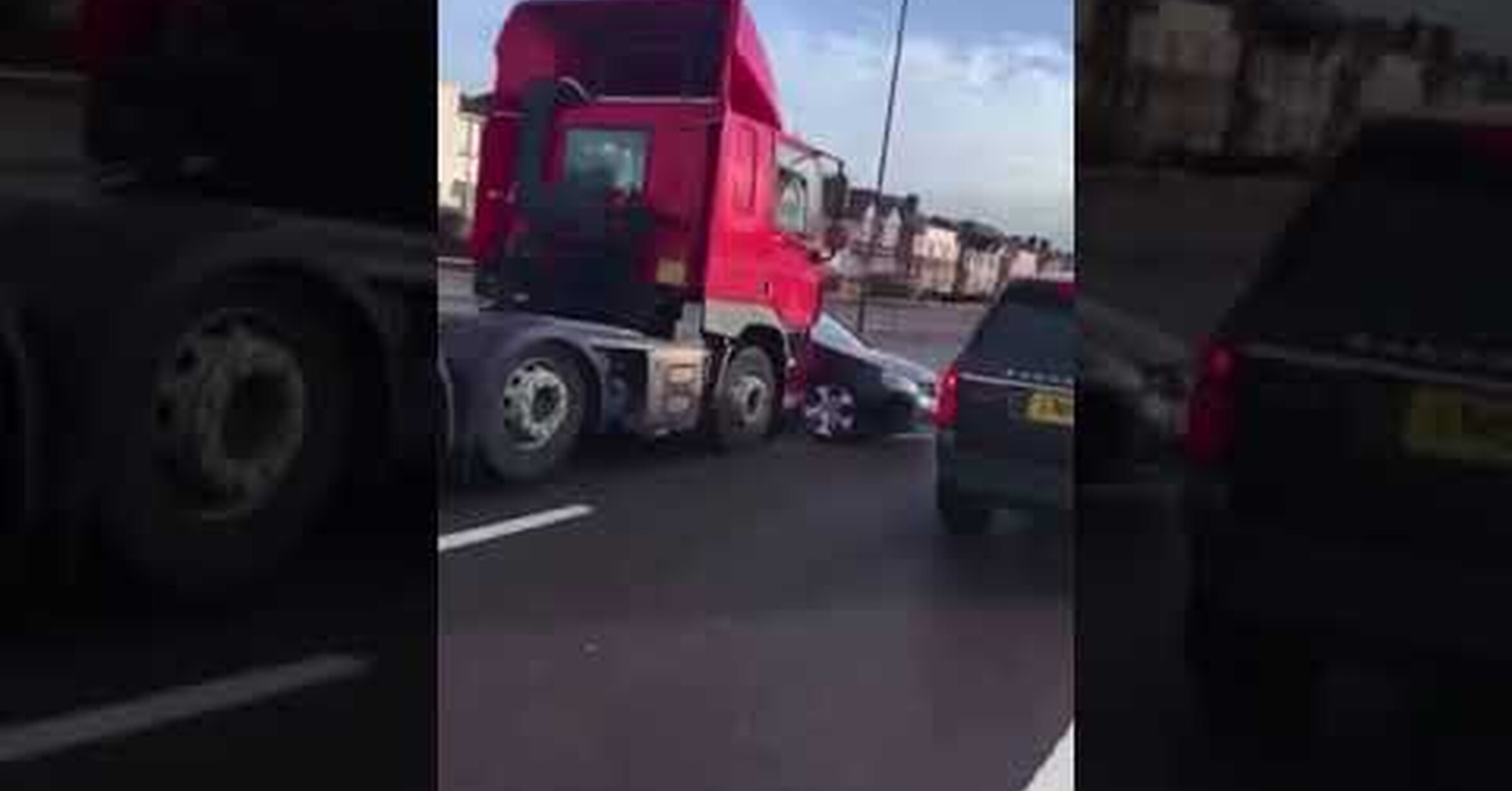 No Tengo Tele Un Camion Arrastra Un Coche Sin Darse Cuenta