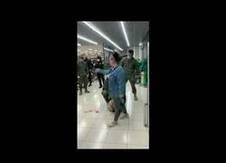 Enlace a Una mujer provoca un altercado en un supermercado