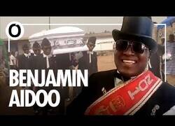 Enlace a Entrevista a Benjamin Aidoo, uno de los bailarines del meme del ataúd