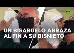 Enlace a La reacción de un hombre al conocer a su bisnieto dos meses después de nacer