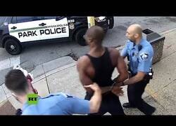 Enlace a Así comenzó el arresto en el que acabó muriendo George Floyd en EEUU