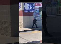 Enlace a Así protegen unos yemeníes su tienda durante las manifestaciones de EEUU