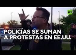 Enlace a Policías se unen a las manifestaciones de EEUU
