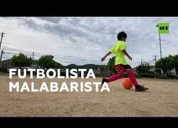 Enlace a Un niño de 9 años da toques al balón mientras salta a la comba con los ojos bendados