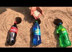 Enlace a Experimentando con Coca Cola, Sprite, Mirinda y Mentos bajo tierra