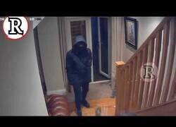 Enlace a Un hombre se enfrenta él solo a cuatro bándalos que se colaron en su casa