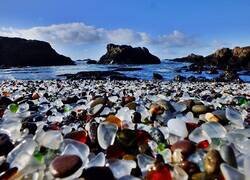 Enlace a Glass Beach: La playa llena de basura que logró convertirse en un lugar único