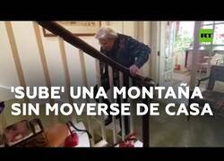 Enlace a Una mujer de 90 años sube una montaña sin moverse de casa