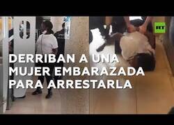 Enlace a Acusan de comportamiento excesivo a unos policias por tratar así a una mujer embarazada