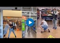 Enlace a Un hombre intenta entrar a la fuerza en un supermercado sin mascarilla