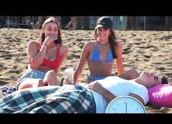 Enlace a ¿Qué harías si un desconocido se queda dormido en tu toalla?