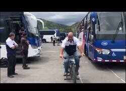 Enlace a Chóferes de bus experimentan lo que sienten los ciclistas cuando un bus pasa cerca de ellos