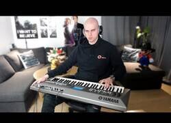 Enlace a Cómo tocar 'Blinding Lights' de The Weeknd con objetos de andar por casa