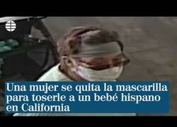 Enlace a Lamentable: Una mujer se quita la mascarilla para toser sobre un bebé en California