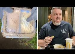 Enlace a Un hombre se come una hamburguesa que había enterrado en su jardín un año atrás