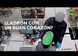 Enlace a Un ladrón se arrepiente en medio del atraco y acaba abrazando a la dependienta