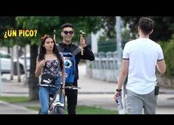 Enlace a Si te ofrecen un pico por la calle, podría haber un vendedor ambulante detrás tuyo