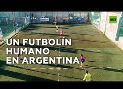 Enlace a Inventan en Argentina el fútbol con distancia social