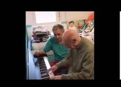 Enlace a El anciano de 101 años que olvidó todo salvo tocar el piano