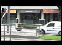 Enlace a Un policía fuera de servicio reduce a un delincuente en Bilbao