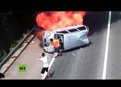 Enlace a Un motorista rescata a 3 personas de un coche en llamas en China