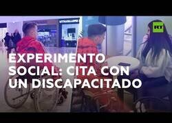 Enlace a Experimento social: ¿Cómo reaccionarías si tu cita fuera en silla de ruedas?