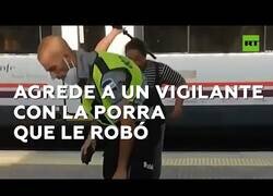 Enlace a Una mujer agrede a un vigilante con su propia porra en el tren de Barcelona