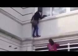 Enlace a Una mujer trepa un edificio para encontrarse con un paciente de COVID