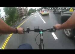 Enlace a Un policia pide prestada una bicicleta a un ciclista para detener a un delincuente