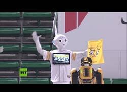 Enlace a Robots animan a un equipo de beisbol ante la falta de público en las gradas