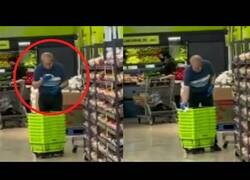 Enlace a Lamentable: Trabajador de un supermercado limpia los carritos de la compra con saliva