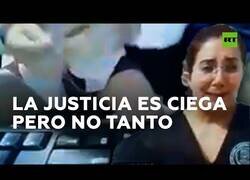 Enlace a Un abogado aparece sin pantalones en un juicio por videoconferencia