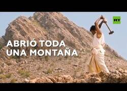 Enlace a El hombre que 'abrió' una montaña para ayudar a sus vecinos