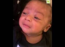 Enlace a Así reacciona un niño pequeño a su propio llanto