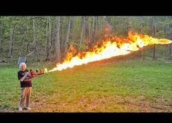 Enlace a Lo más random que verás hoy: Una abuela manejando un lanzallamas