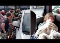 Enlace a Un padre pide a unos chicos que laven su ventanilla para avergonzar a su hija