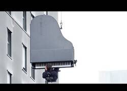 Enlace a Ofrece un concierto de piano colgado desde de 40 metros