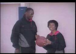 Enlace a El día que Michael Jordan presentó a su madre en sociedad