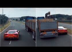 Enlace a Increíble automóvil ejecuta una arriesgada maniobra para pasar por debajo de un camión